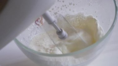 Kremayı tatlı yapmak için karıştırıcıyla çırp..