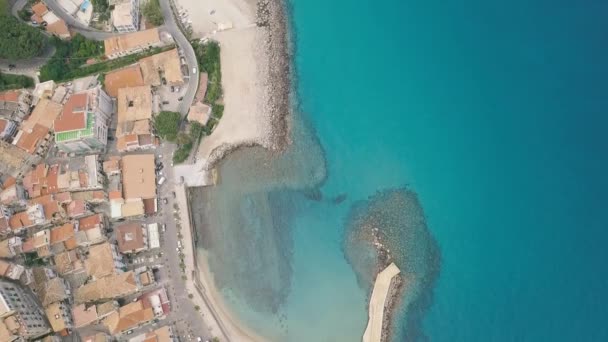 Luchtfoto van Pizzo, video-opname op een drone. Vlucht van een drone over Pizzo met uitzicht op de baai, de pier en de oude stad. Calabrië, Italië. — Stockvideo