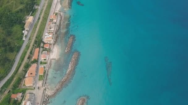 Vista aérea de la costa italiana en temporada de verano. Calabria desde el cielo . — Vídeos de Stock