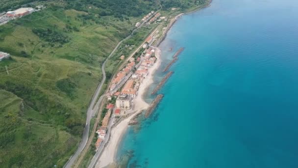 Vista aérea de la costa italiana en temporada de verano. Calabria desde el cielo . — Vídeos de Stock