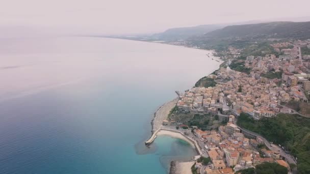 Vista aérea de Pizzo, video filmado en un dron. Vuelo de un dron sobre Pizzo con vistas a la bahía, el muelle y el casco antiguo. Calabria, Italia . — Vídeos de Stock