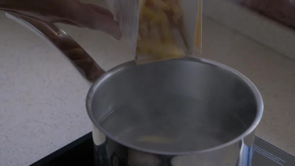 Add pasta to boiling water. Close-up. — Stock Video