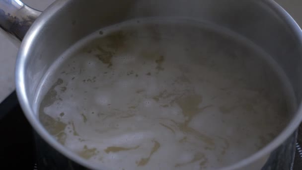 Tészta főtt egy serpenyőben. Közeli. — Stock videók