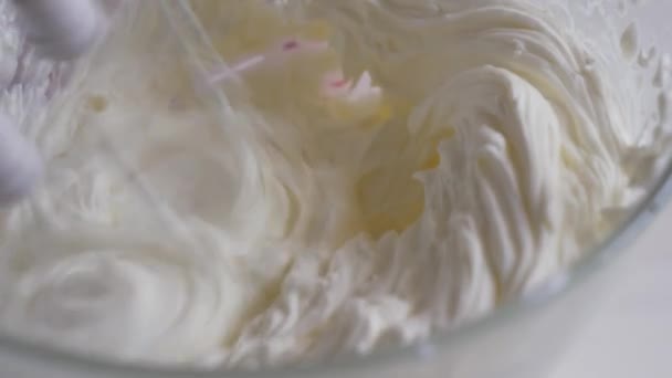 Fouetter la crème avec un mélangeur pour faire un dessert. — Video