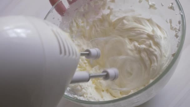 デザートを作るためにミキサーでクリームをホイップ. — ストック動画