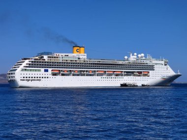 Santorini Adası yakınlarındaki çapa Costa Victoria yolcu gemisi, Yunanistan. Costa Victoria (İtalya, Imo 9109031, 1996) 12 güverte ve 2394 passangers maksimum kapasiteye sahiptir