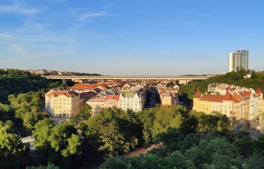 Prag, Çek Cumhuriyeti - 4 Temmuz 2019: Arka planda Corinthia Hotel ve Nusle Köprüsü bulunan Nusle bölgesi, Vysehrad kalesinin manzarası. Nusle metro köprüsü (1973, 42,5 m) Intihar köprüsü takma vardır
