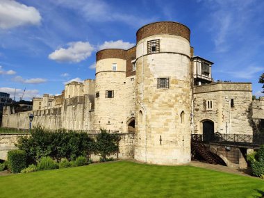 Londra, Birleşik Krallık - 15 Ağustos 2019: Kabarık bulutlar ve arka planda mavi gökyüzü ile iyi havalarda ünlü Kale Tower of London (1078 yılında kurulan) ana giriş. UNESCO dünya mirası