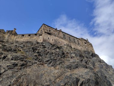 Edinburgh, İngiltere - 17 Ağustos 2019: Edinburg Kalesi'nin arka planda mavi gökyüzü ile iyi havalarda görünümü. 12 c.'de kurulan, şimdi Edinburgh tanınabilir sembolü