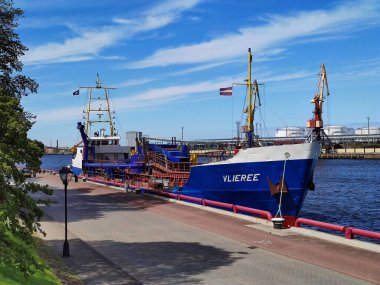 Ventspils, Letonya - 30 Mayıs 2020: Vlieree Trailing Suction Hopper Dredger (1955, IMO 5101938), Ventspils. Derinleme gemisi çoğunlukla liman, kanal ya da su yolu derinliğini korumak için kullanılır.
