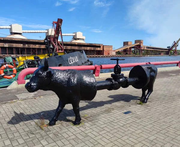 Ventspils Latvia May 2020 Sculpture Petroleum Cow Latvian Black Ostas — 图库照片