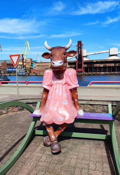 Ventspils Letonia Mayo 2020 Escultura Rocking Cow Pink Dress Sitting —  Fotos de Stock