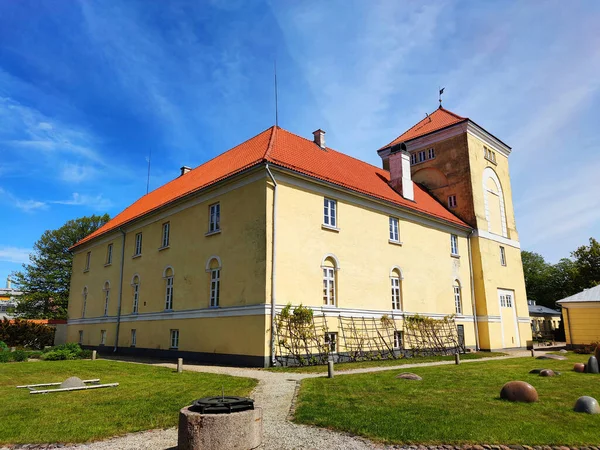 ラトビアのベントスピルス 2020年5月30日 ラトビアで現存する最古のリヴォニア騎士団要塞の1つであるベントスピルス城 Windau 都市マスターの邸宅でした 正応2年 1290年 1650年再建 — ストック写真
