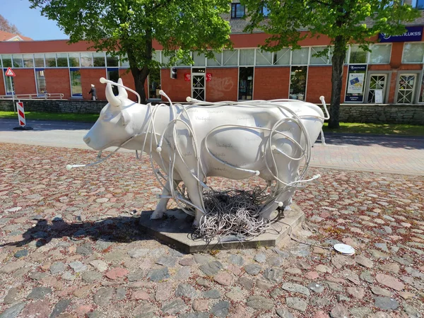 ラトビアのベントスピルス 2020年5月30日 ベントスピルスの町の路上にランプのある光の彫刻牛 2002年と2012年のカウパレードでは多くの牛の彫刻が発表された — ストック写真