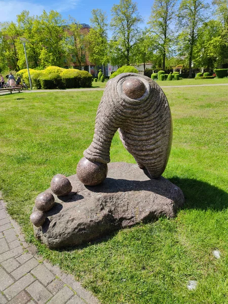 Ventspils Lettland Maj 2020 Skulptur Tranbärsätare Karlis Ile Beläget Dzirnavu — Stockfoto