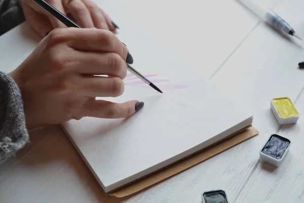 Жінка Малює Ескізі Інструменти Малювання Білому Дерев Яному Столі Робота — стокове фото