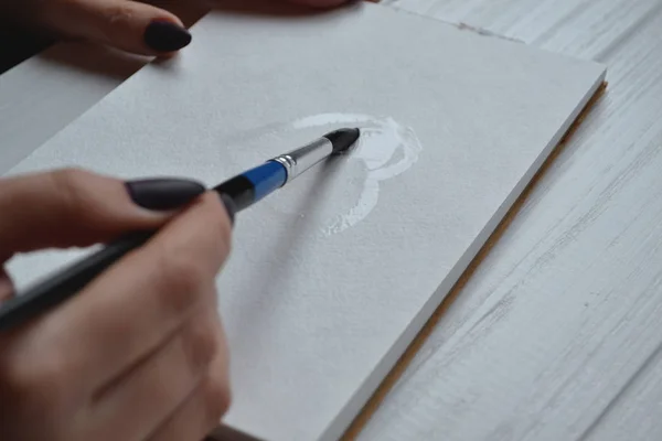 Kobieta Farby Sketchbook Narzędzia Malowania Biały Biurko Drewna Praca Malarz — Zdjęcie stockowe