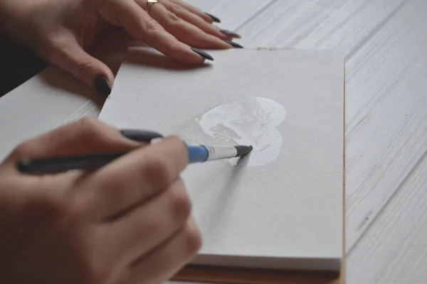 Kobieta Farby Sketchbook Narzędzia Malowania Biały Biurko Drewna Praca Malarz — Zdjęcie stockowe
