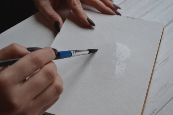 Uma Mulher Pinta Num Caderno Esboços Ferramentas Para Pintar Mesa — Fotografia de Stock