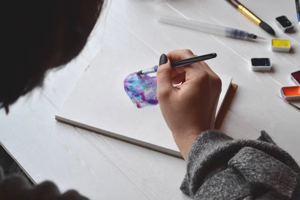 女人在素描本上作画 在白色木桌上作画的工具 画家工作 — 图库照片