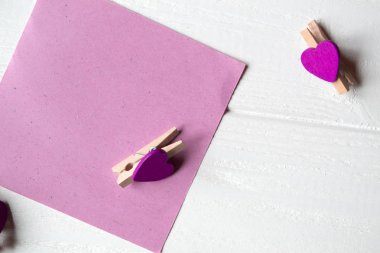 Dekoratif PIN ve beyaz ahşap zemin üzerinde pembe Not sayfası.