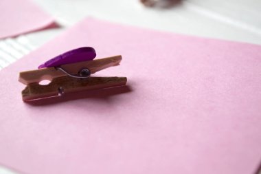 Dekoratif PIN ve beyaz ahşap zemin üzerinde pembe Not sayfası.