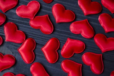 Mavi ahşap arka plan üzerinde kırmızı sevgi kalpleri. Sevgililer günü 2019. Arka plan için tebrik kartı.