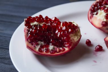 Nar beyaz tabakta. Yakın çekim.