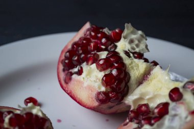 Nar beyaz tabakta. Yakın çekim.