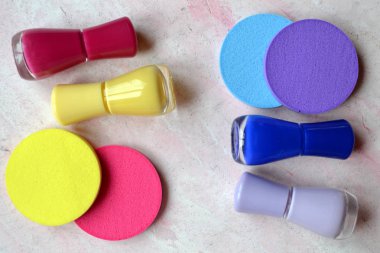 Parlak renk paleti. Son moda parlak renkli. Tırnak cilası ve parlak sünger yapılmış yaratıcı düzeni.