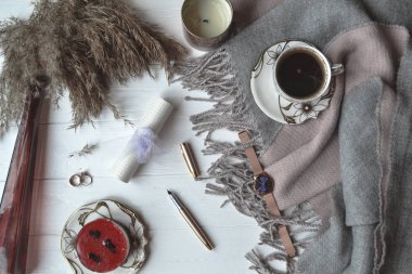 Atmosferik düz beyaz ahşap Resepsiyon wollen ekose, fincan kahve, kek, dekorasyon, mum ile yatıyordu. Hygge tarzı.