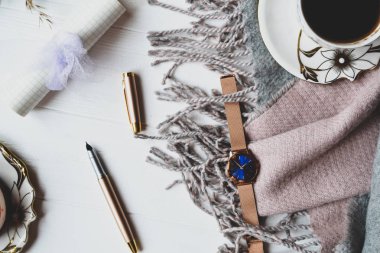 Rahat sabah bir fincan kahve, yünlü ekose ve güzel ayrıntılar. Atmosferic düz yatıyordu. Hygge tarzı.