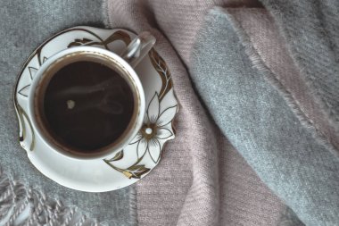Rahat sabah bir fincan kahve, yünlü ekose ve güzel ayrıntılar. Atmosferic düz yatıyordu. Hygge tarzı.