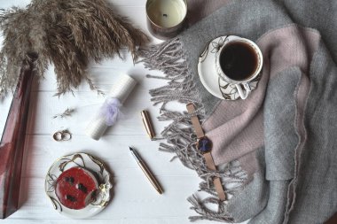 Atmosferik düz beyaz ahşap Resepsiyon wollen ekose, fincan kahve, kek, dekorasyon, mum ile yatıyordu. Hygge tarzı.