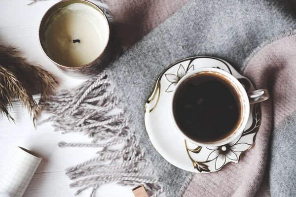 Rahat sabah bir fincan kahve, yünlü ekose ve güzel ayrıntılar. Atmosferic düz yatıyordu. Hygge tarzı.