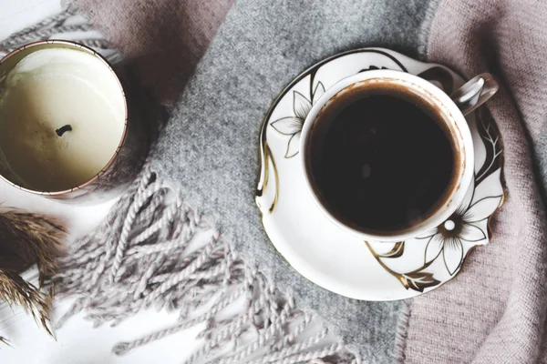 Ζεστό Πρωί Ένα Φλιτζάνι Καφέ Μάλλινο Καρό Και Όμορφες Λεπτομέρειες — Φωτογραφία Αρχείου
