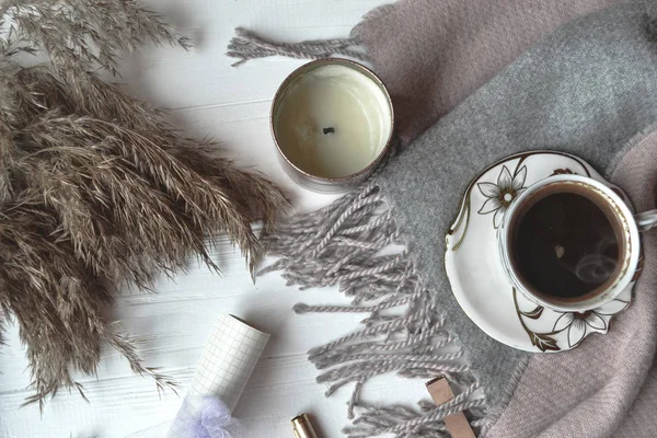 Rahat sabah bir fincan kahve, yünlü ekose ve güzel ayrıntılar. Atmosferic düz yatıyordu. Hygge tarzı.