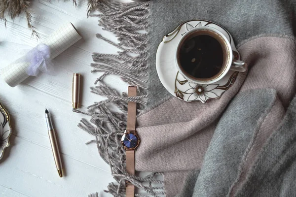 Rahat sabah bir fincan kahve, yünlü ekose ve güzel ayrıntılar. Atmosferic düz yatıyordu. Hygge tarzı.