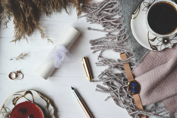 Atmosferik düz beyaz ahşap Resepsiyon wollen ekose, fincan kahve, kek, dekorasyon, mum ile yatıyordu. Hygge tarzı.