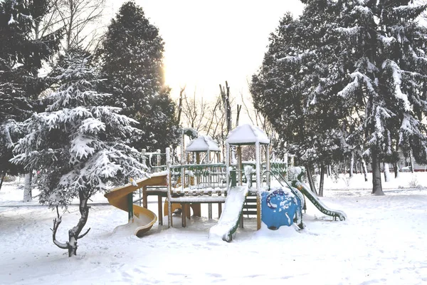 Зимние Детские Площадки Снег Парке Деревья Покрытые Снегом — стоковое фото