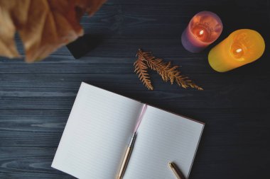 Metin için yer ile ahşap masanın üstünde defter. Şık iş yeri arka plan. Çalışma alanı tasarım.