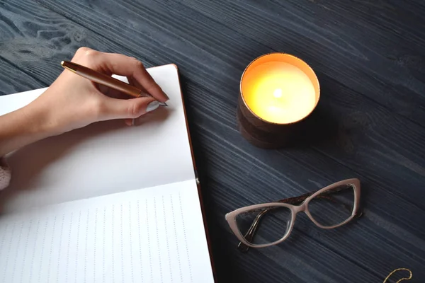 Uma Mulher Escrever Caderno Objetos Elegantes Mesa Madeira Atmosfera Relaxamento — Fotografia de Stock