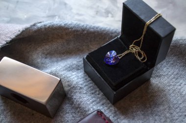 Hediye kutusu altın zincir ve değerli taş kolye ile. Kadın aksesuarları.