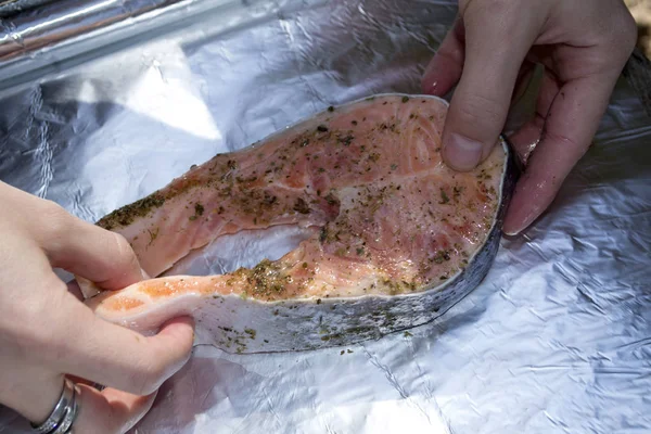 Preparación Trucha Especias Para Asar Barbacoa Aire Libre —  Fotos de Stock