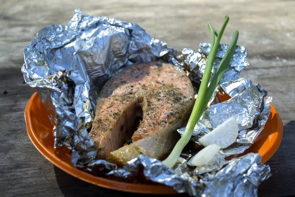 Uma Truta Cozinhada Estaca Prato Laranja Uma Mesa Madeira Livre — Fotografia de Stock