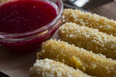 Peynirli çubuk soslu, yakın çekim.