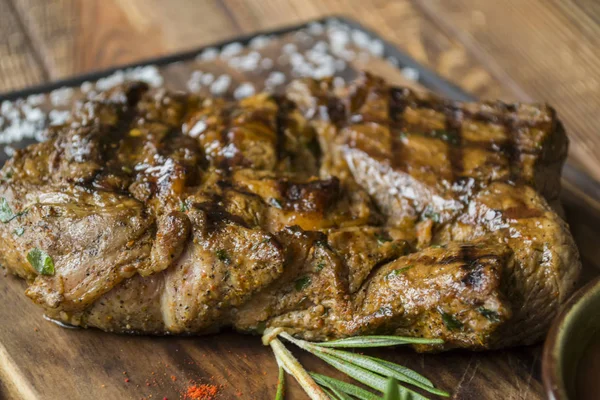 Izgara et sosu ve baharatlar ile.