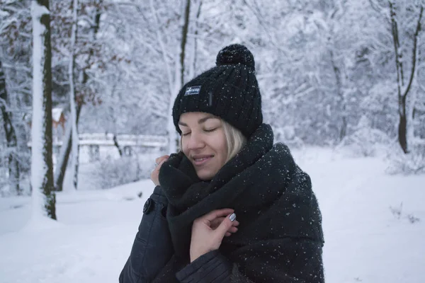 Όμορφη Κοπέλα Απολαμβάνοντας Χιονισμένο Καιρικές Συνθήκες Ένα Πάρκο Του Χειμώνα — Φωτογραφία Αρχείου