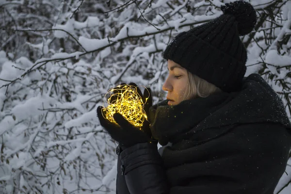 Γυναίκα Κρατά Φώτα Γιρλάντα Ένα Χειμερινό Πάρκο — Φωτογραφία Αρχείου