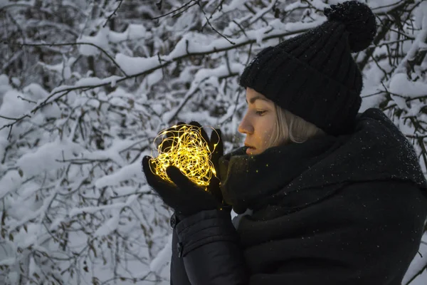 Vrouw Houdt Festoen Lichten Een Winter Park — Stockfoto